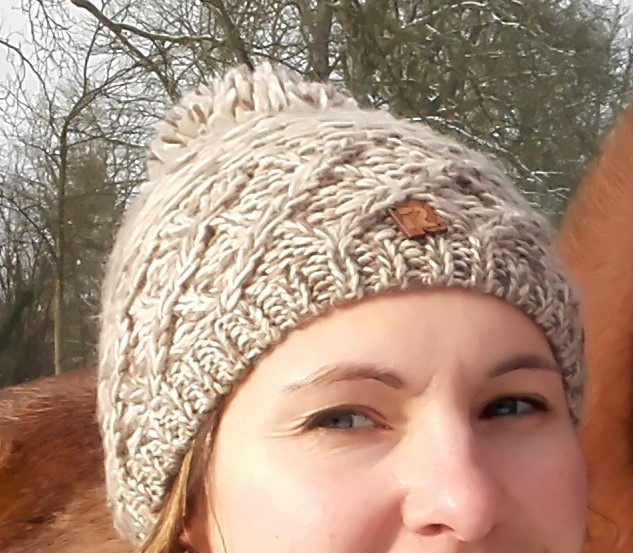 Bonnet beige et brun avec pompon