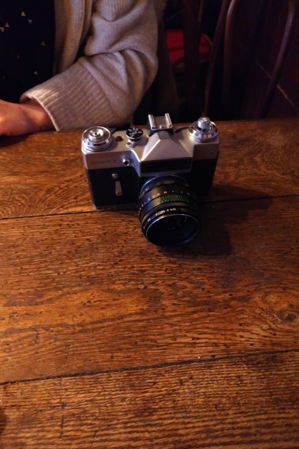 Perdu appareil photo argentique Zénith au musée du Louvre, Rue Rivoli
