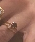 Perdue ? bague en or avec un solitaire amethyste ( pierre quasi noire)