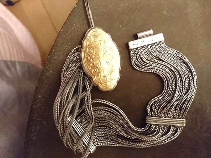 Bijoux, bague émeraude, gros bracelet argent et or ainsi qu'une bague verte avec diamants korloff