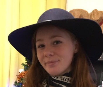 Chapeau bleu marine à Paris Charles de Gaulle