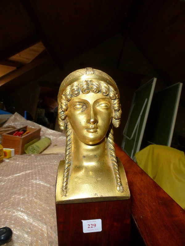 tête de femme en bronze doré 16 cm x 9 cm et 2 urnes en bronze doré 10 cm environ à chatenois 88170 transporteur Guisnel