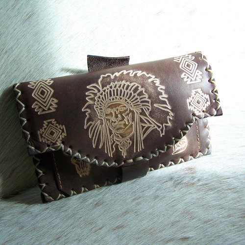 Pochette à tabac en cuire avec tête d’indien dessu et carte d’identité et permis de conduire
