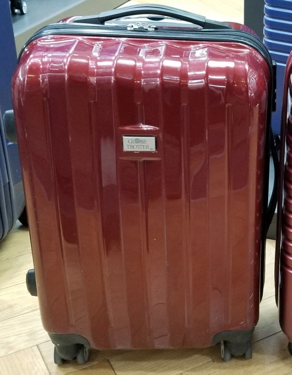 Valise rouge avec documents personnels et vetements, Gare du Nord