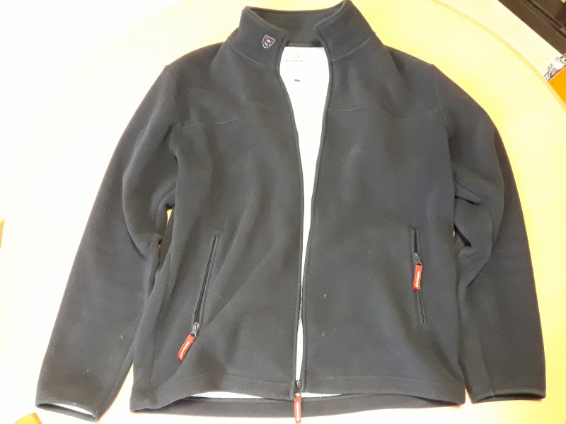 veste polaire + prothèse auditive trouvés à Le Mans salle EVE