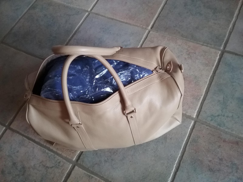 Sac de voyage de taille moyenne beige parking aeroport de lyon