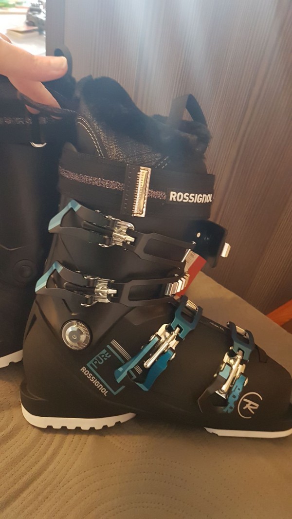 Sac contenant chaussures de ski, ordinateur MacBook et sèche cheveux à Avoriaz