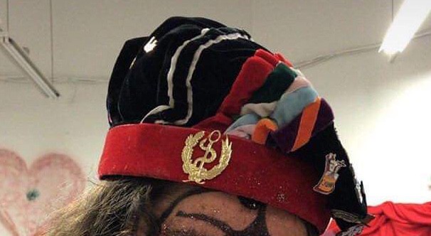 Perdu faluche (beret noir avec rubans et pins) entre le pont bleu et la fac de droit