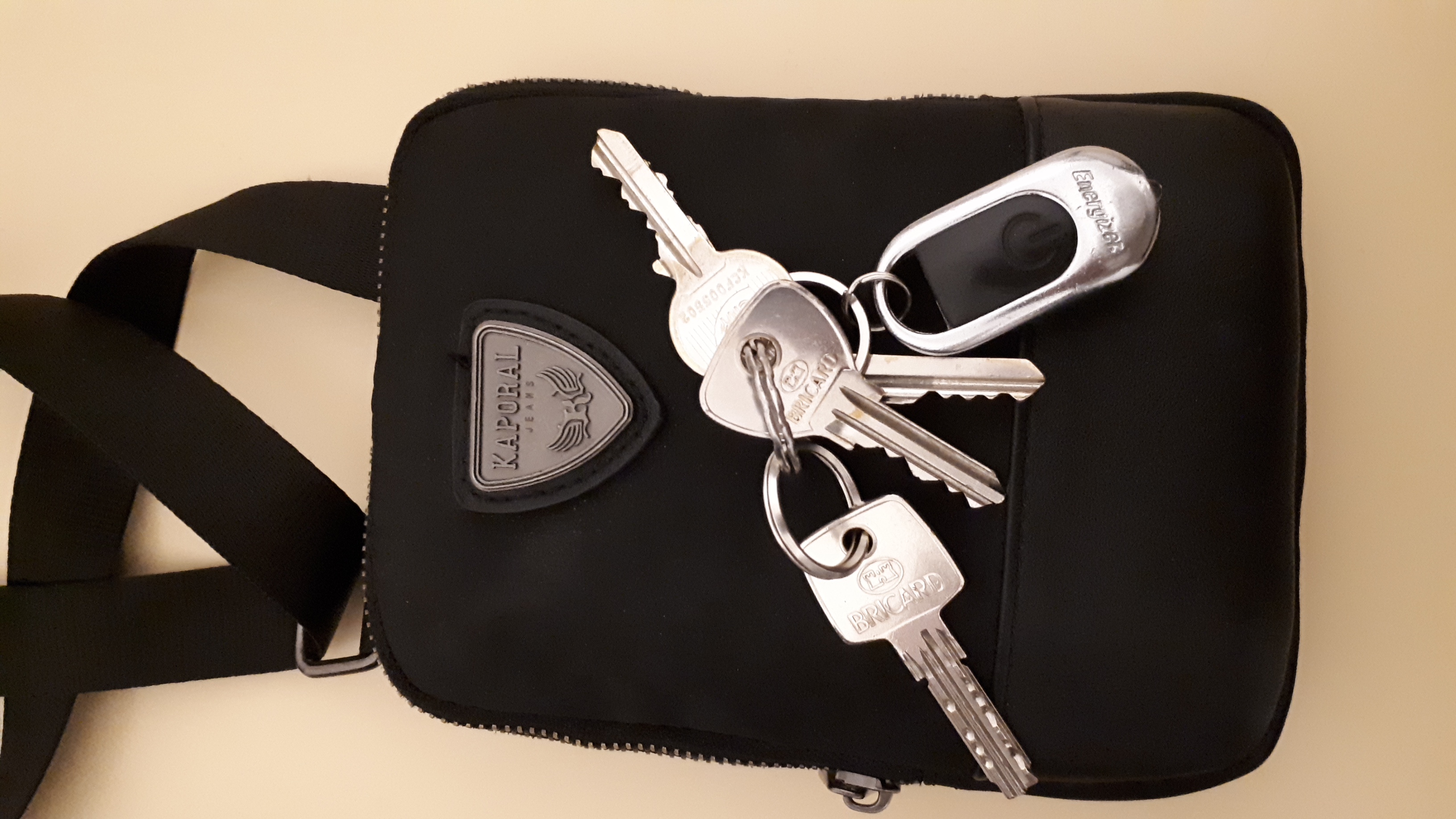 Trousseau de 4 clés avec badge lumière +téléphone sony Xperia +sacoche kaporal