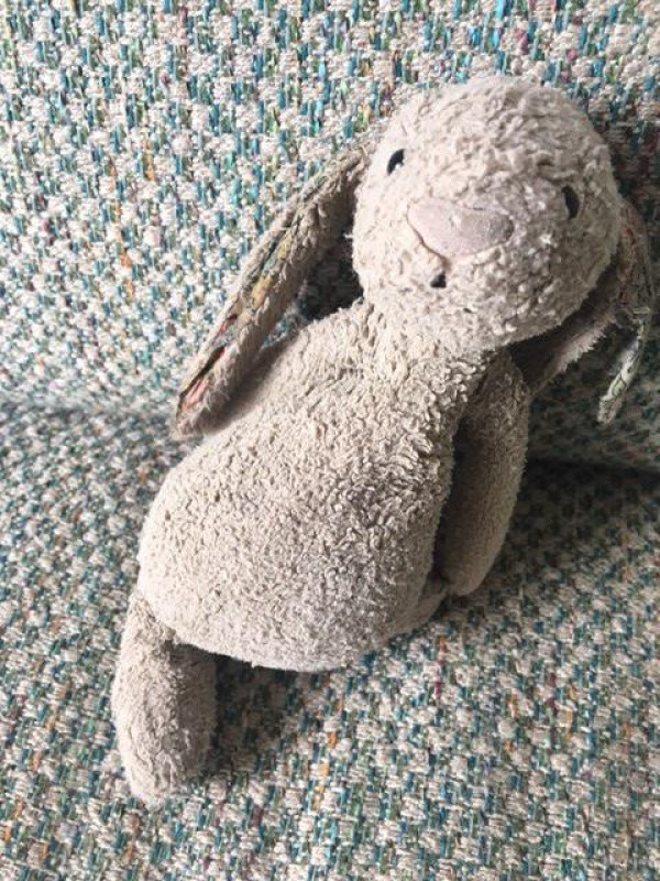 Petit doudou lapin beige perdu à Château Thierry