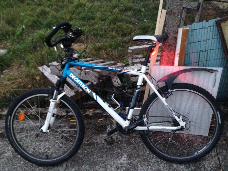 VTT decathlon bleu et blanc guidon papillon
