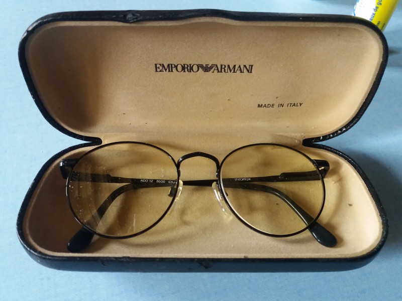 Lunettes de vue (dans leur etui) et porte monnaie (vide) trouvés dans les bois à Passins