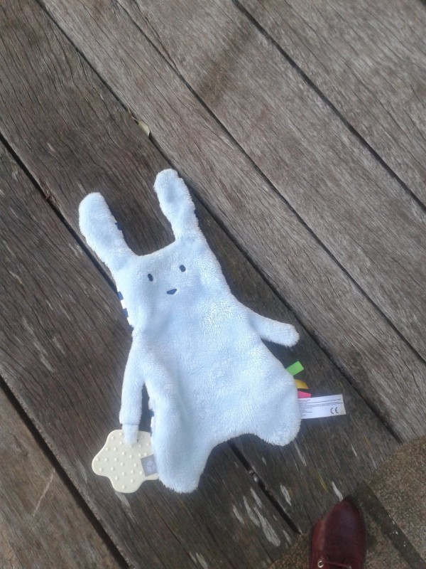 Doudou Lapin Bleu/blanc uni devant, rayé derrière - Tour Bretagne sur banc