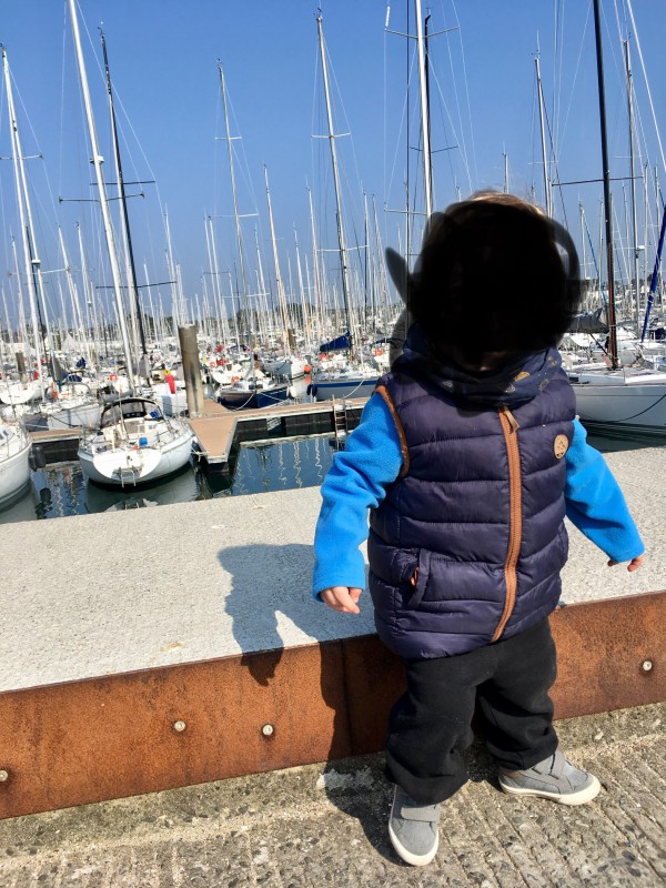 Vêtements enfant parking La Trinité-sur-Mer