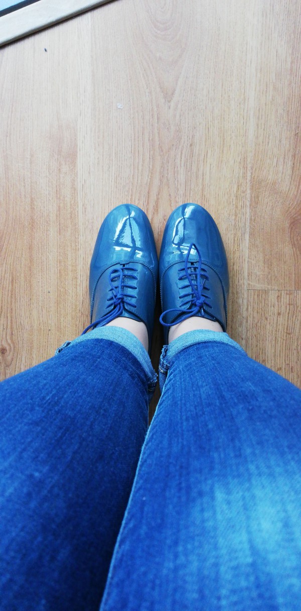 Chaussures bleues vernis à lacet