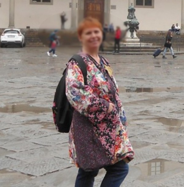 un manteau fait maison en tissus fleuris