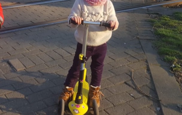 Perdue à Hem (Biocoop?) Trottinette enfant 3 roues jaune avec autocollants roses (bouche/yeux)