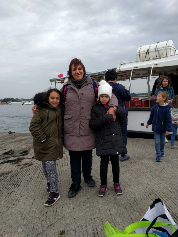 Bonnet enfant blanc en laine doublé polaire à l'île aux moines devant la porte des toilettes sur une petite ruelle menant du côté port à la plage.