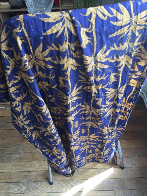 Trouvé foulard bleu motifs palmiers marrons, rue du Vaugueux, CAEN