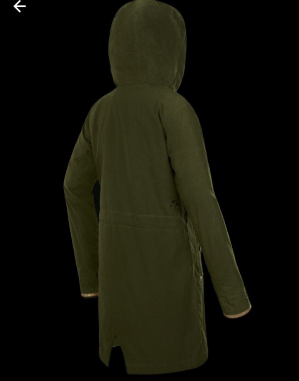 Manteau vert et écharpe beige