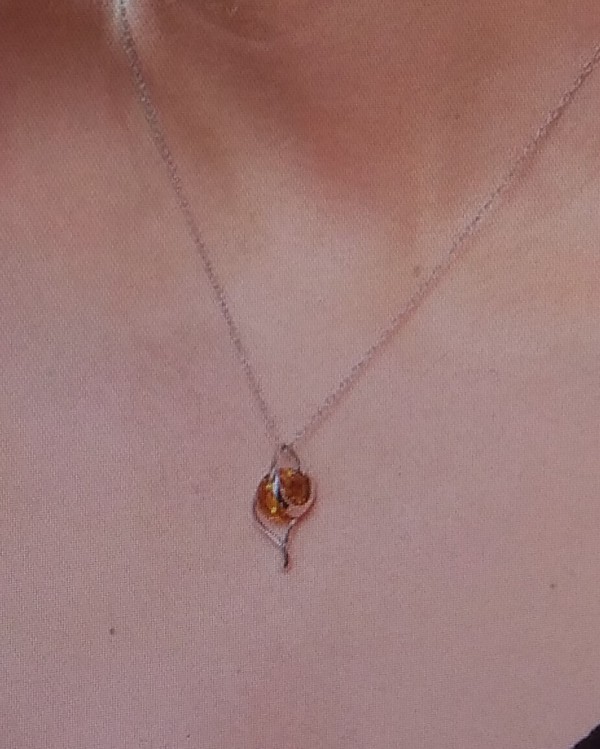 Collier avec un pendentif en argent et en ambre