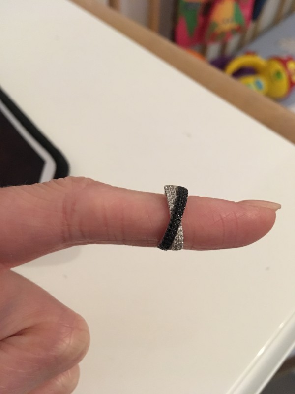 Boucle d'oreille strass blanc et noir croisés