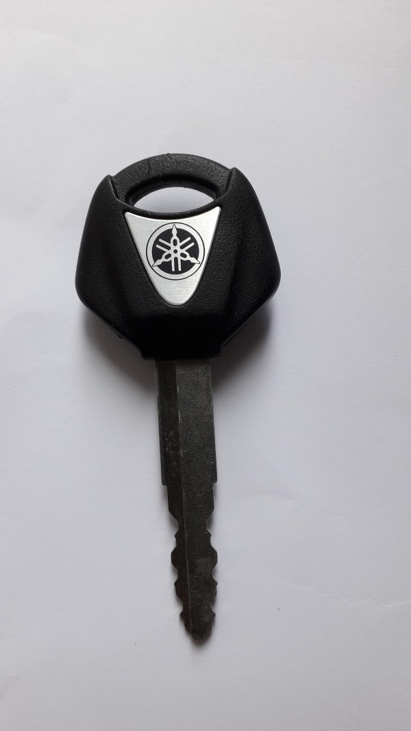 Clefs de véhicule sigle yamaha avec porte clef bleu en platique marqué HOUSTON et une navette dessus