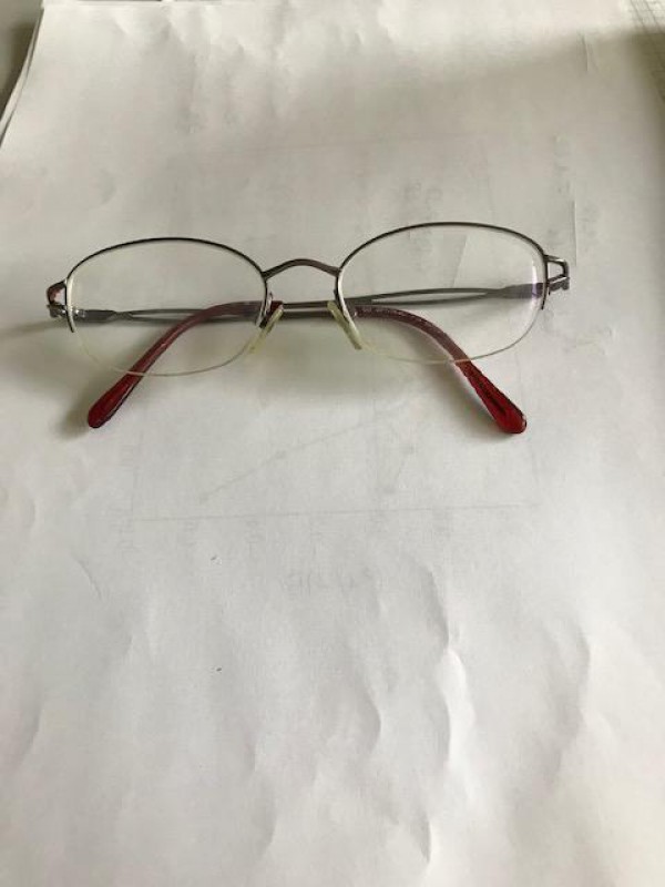 une paire de lunette de vue avec branches metalliques couleur bordeau