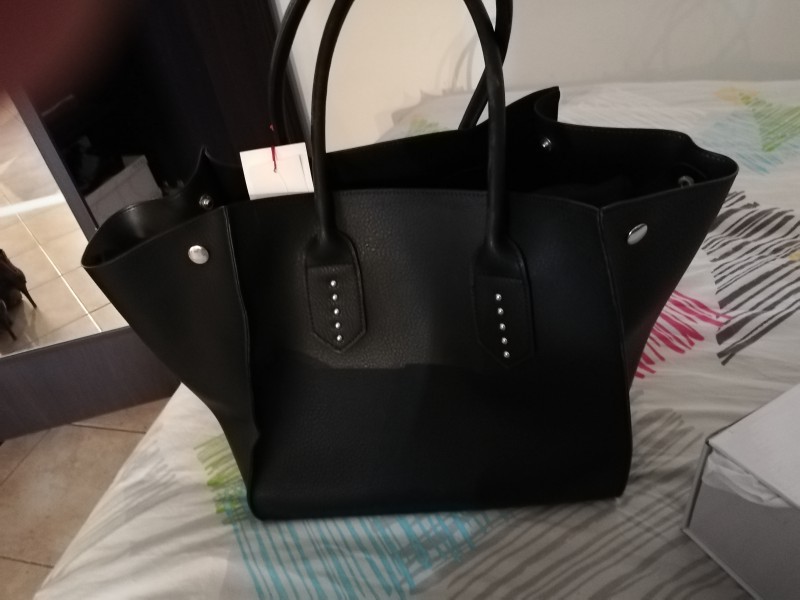 Sac à main et papiers