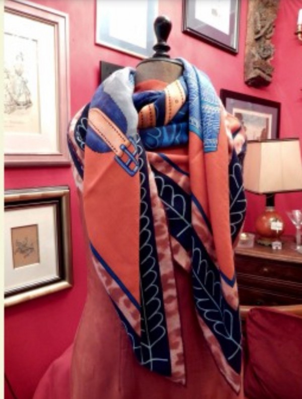 Perdu étole Hermès orange et bleu "selle d'officier en grande tenue"