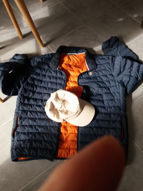 Veste doudoune bleu et casquette beige
