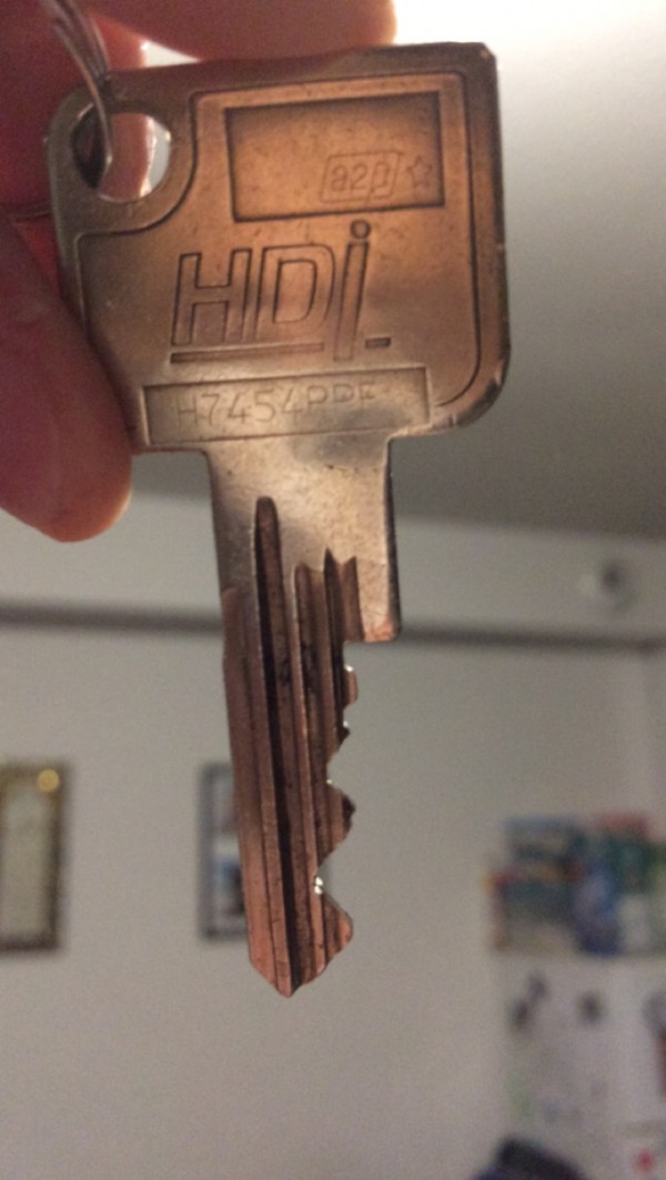 Clé perdu attaché à un bracelet en cuir noir qui se clips à Toulouse
