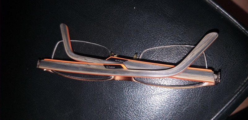 Lunettes de vue cadre métal marron et branches oranges et marron bois.