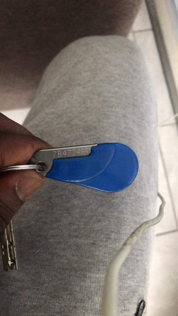 clés avec badge bleu