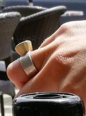 Perdue grosse bague argent/or avec une grosse pierre violette