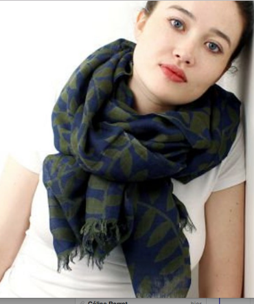 Foulard bleu marine, motif feuilles vert