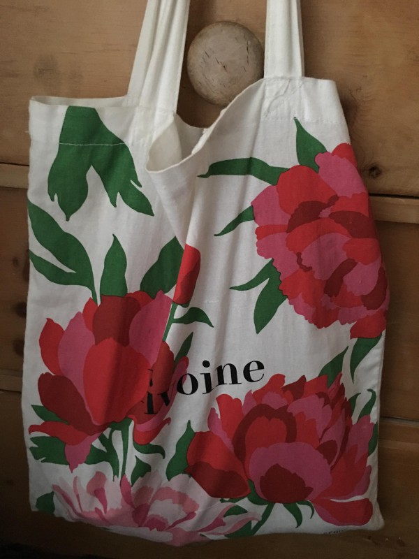 Tote bag de Fragonard contenant un parapluie pliable trouvé dans métro Étoile ligne 6