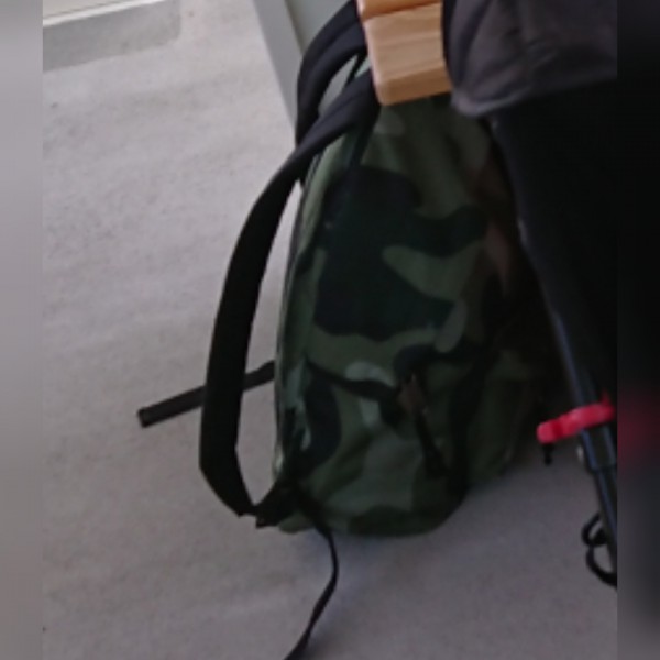 Un sac à dos imprimer militaire avec des vêtements dedans