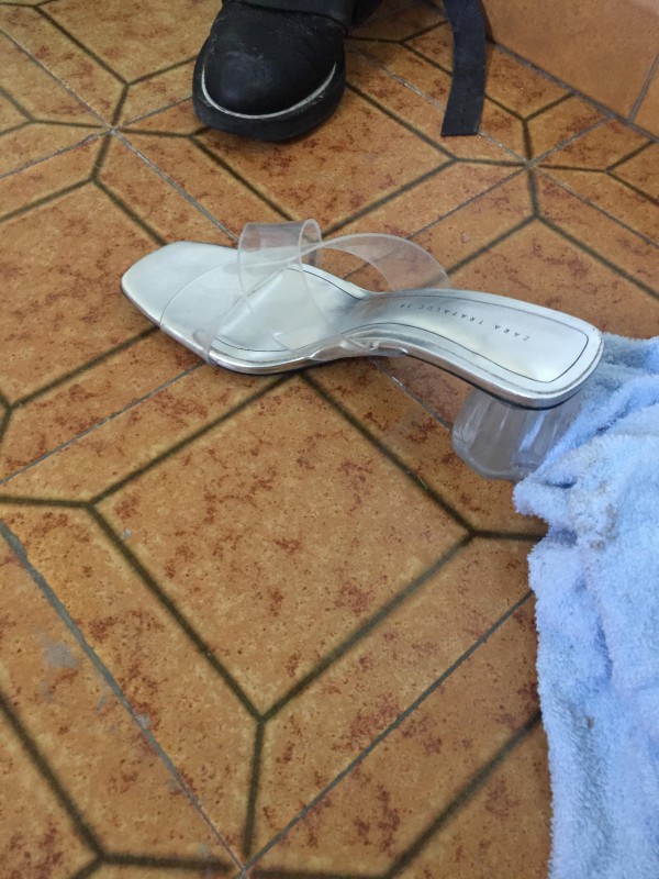 Chaussure à talon transparent perdu sur la plage
