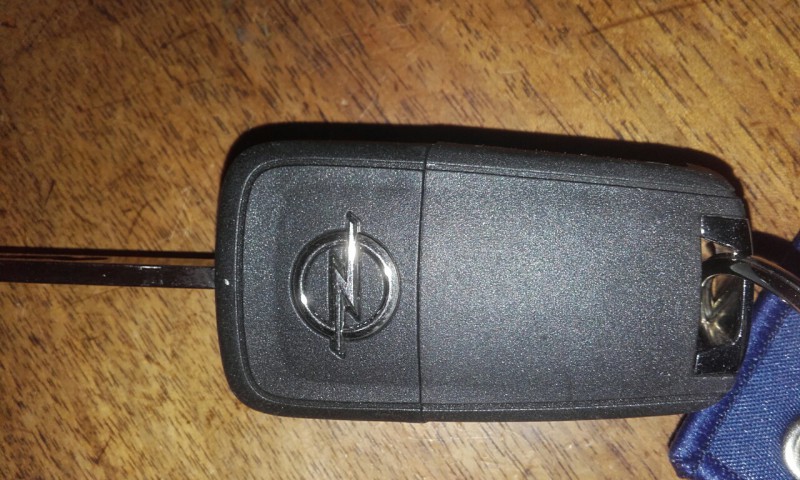 perdue clé de voiture opel grosse clé retractable avec coron noir ecriture en blanc