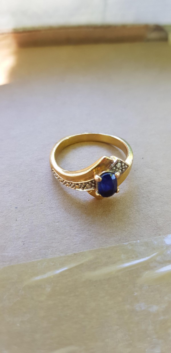 Bague en or avec pierre bleue