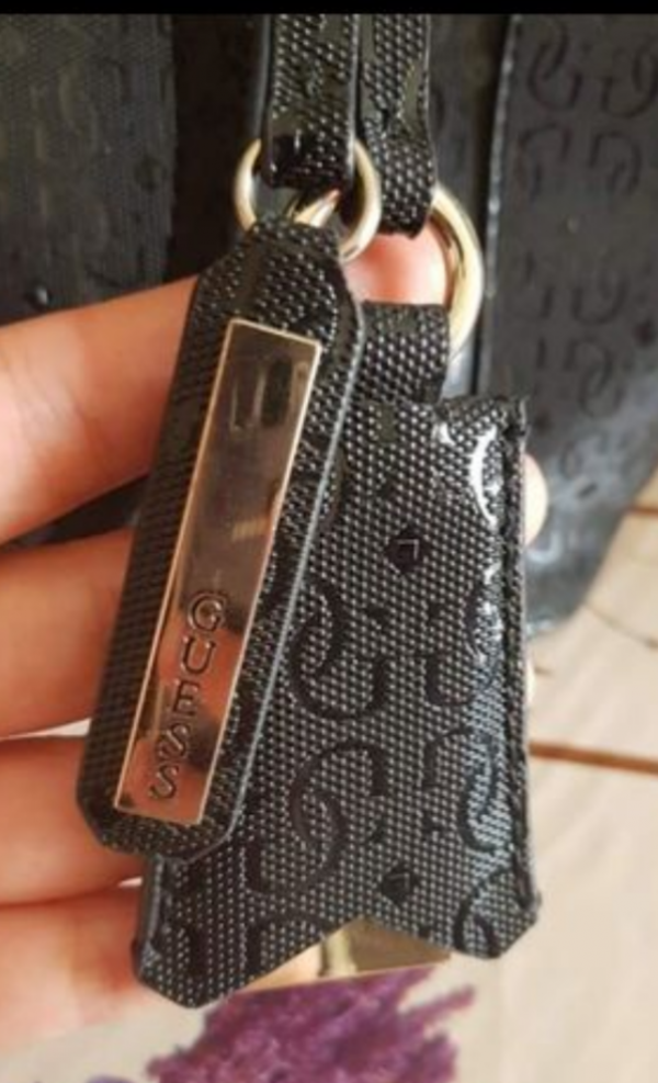 Sac a main complet Guess noir avec tous mes papiers mon portefeuille Guess Bordeaux et mon tél Wiko ainsi que beaucoup d'autres choses de grandes valeurs sentimentales