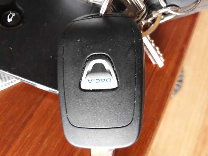 Cle de voiture dacia avec des clés simples au parking superieur stade domenjod ste clotilde 97490