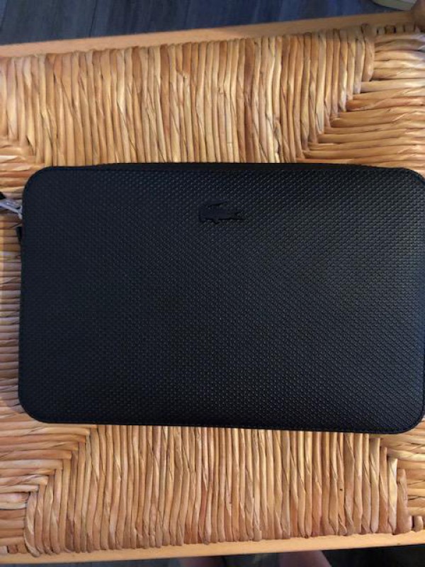 pochette Lacoste noire trouvée GUYANCOURT