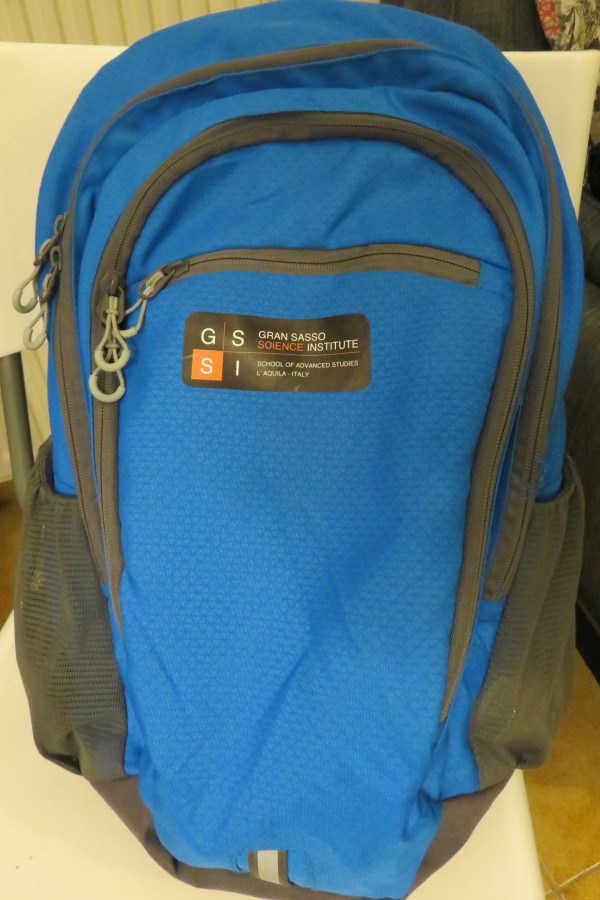 Sac à dos noir, ordinateur portable DELL, téléphone