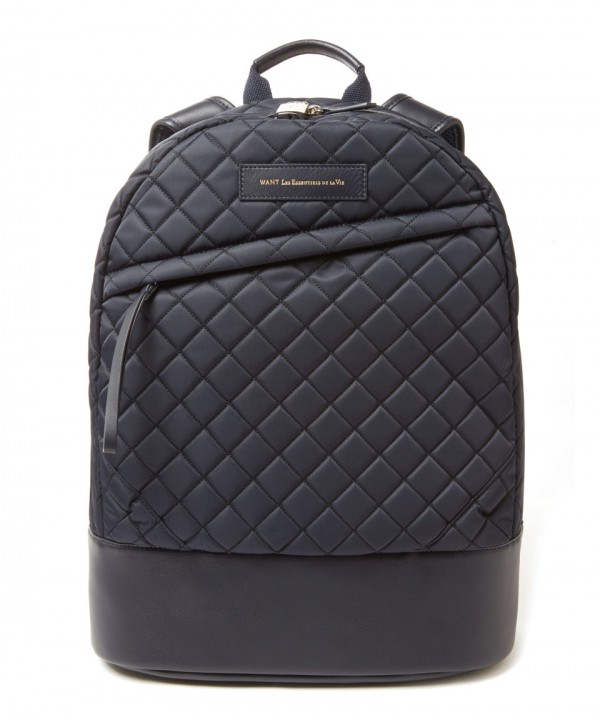 Sac à dos contenant des clefs et un porte carte