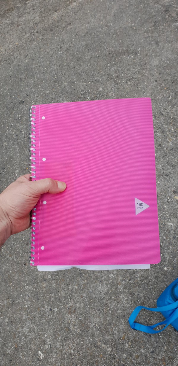 Trouvé Gare de Lardy Essonne ,cahier avec numéros de téléphone.