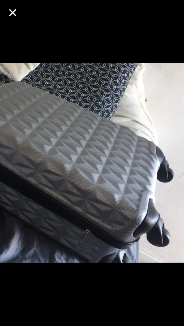 Valise grise disparu bus ligne 20 cdg-meaux le samedi 3 août à 23h12