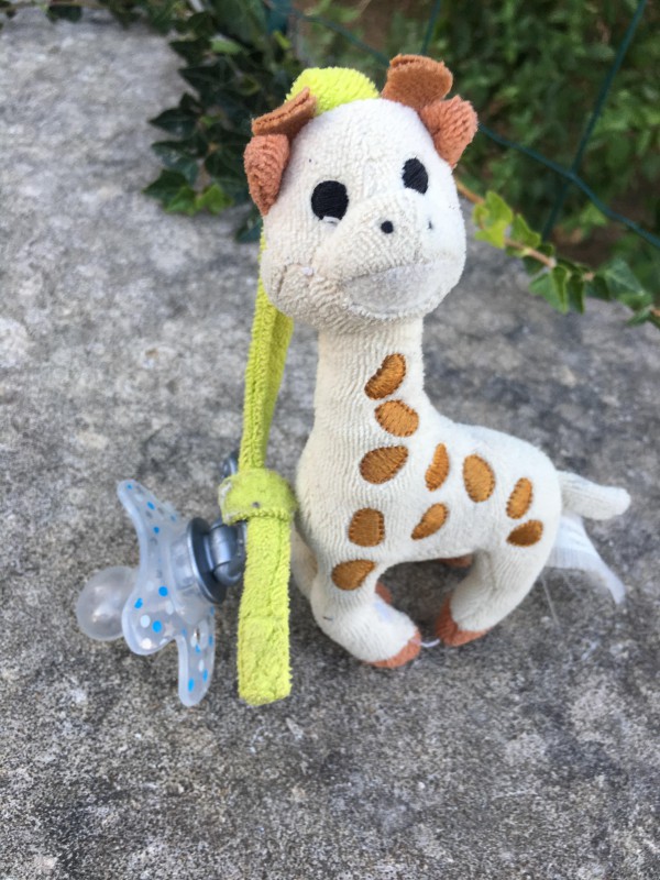 Doudou girafe sur un muret en allant au parking de l’Ascaux