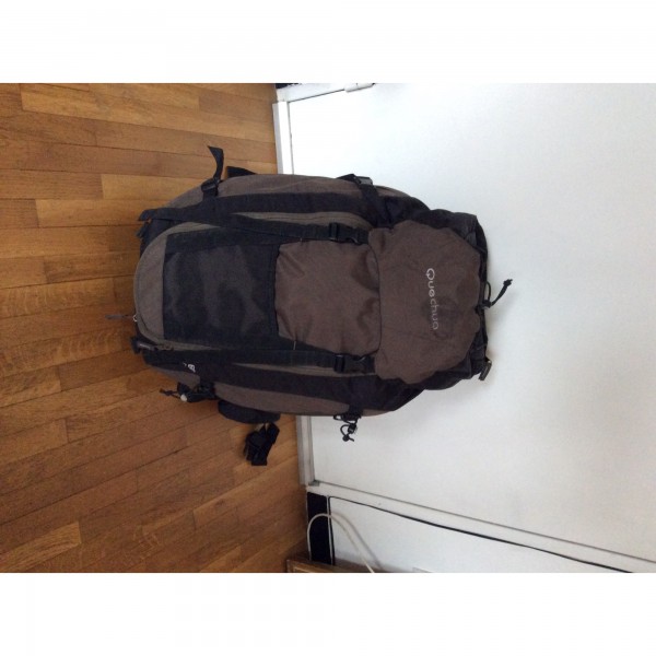 Vol d'un sac à dos Quechua marron, arrêt de tram t4 Part-Dieu, Lyon 3